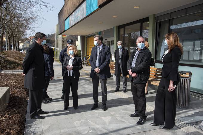 Predsednik Pahor je v okviru obiska štaba Civilne zaščite za Dolenjsko regijo obiskal Zdravstveni dom Novo mesto
