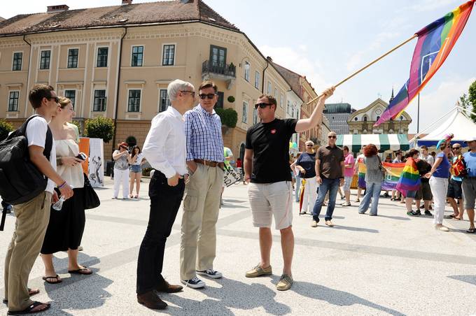 Predsednik republike Borut Pahor se je na povabilo Društva Parada ponosa kot prvi predsednik republike udeležil zaključka parade ponosa na Kongresnem trgu v Ljubljani.