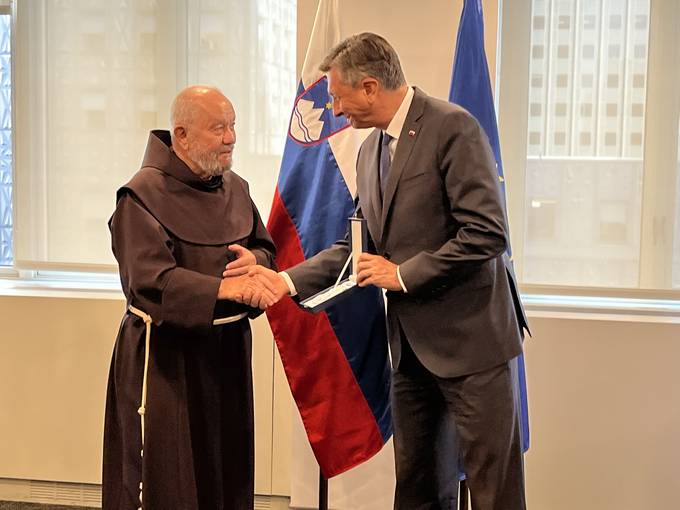 Predsednik Republike Slovenije je danes na posebni slovesnosti v New Yorku vročil državno odlikovanje, ki ga je prejel Martin Cimerman