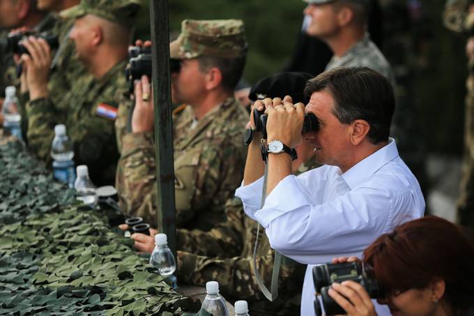 Predsednik Republike Slovenije in vrhovni poveljnik obrambnih sil Borut Pahor si je danes na osrednjem vadišču Slovenske vojske Poček pri Postojni ogledal vojaško vajo Takojšen odgovor 2015 (Immediate Response 2015)