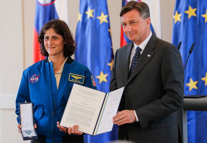 Predsednik republike Borut Pahor je danes podelil Medaljo za zasluge astronavtki slovenskega rodu Suniti Williams za prispevek k uveljavljanju naravoslovnih in tehničnih znanosti in predvsem njihovi promociji med mlajšimi rodovi Slovencev.