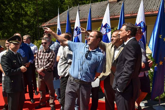 Predsednik republike na posebni slovesnosti v Podstrmcu pri Borovnici vročil državno odlikovanje častni znak svobode Republike Slovenije za izjemne zasluge pri obrambi svobode in uveljavljanju suverenosti Republike Slovenije