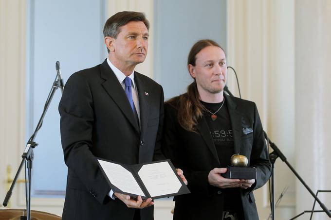 Predsednik Republike Slovenije Borut Pahor je v Predsedniški palači gostil predstavitev glasbenega projekta »20 za 20 – za šole s posluhom« in avtorju projekta Marku Soršaku – Sokiju vročil »Jabolko navdiha«