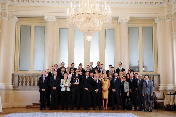 Predsednik republike Borut Pahor je danes sprejel širše vodstvo in vse nosilce ključnih inovacij Korporacije Hidria, ki je bila v okviru izbora European Business Awards razglašena za najinovativnejše podjetje na stari celini.