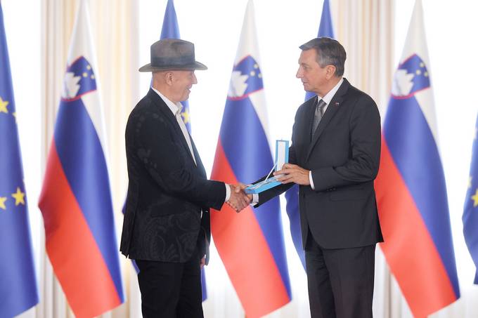 Predsednik Pahor je danes na posebni slovesnosti v Predsedniški palači vročil državna odlikovanja - Kreslin