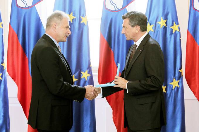 Predsednik republike na posebni slovesnosti v Predsedniški palači vročil državno odlikovanje Andreju Brvarju