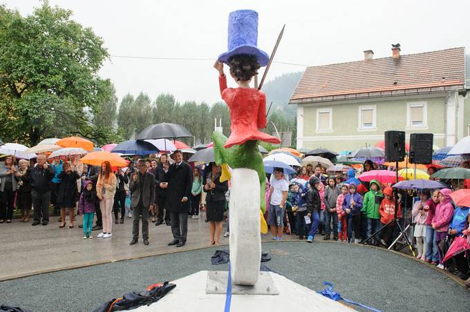 Predsednik republike Borut Pahor se je danes udeležil osrednje slovesnosti ob začetku praznovanja 55-letnice Bralne značke in odkritja spomenika Krojačka Hlačka kraju Bralne značke