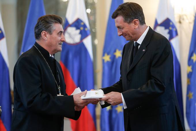 Predsednik Republike Slovenije Borut Pahor je na posebni slovesnosti v Predsedniški palači vročil srebrni red za zasluge mag. Gezi Erniši, prvemu škofu Evangeličanske cerkve augsburške veroizpovedi na Slovenskem za uspešno, povezovalno in k strpnosti usmerjeno vodenje evangeličanske cerkve