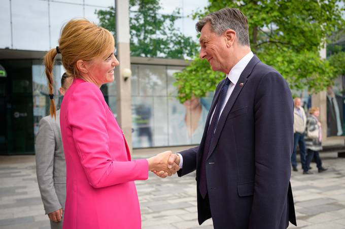 Predsednik Pahor v Novi Gorici na prireditvi ob mednarodnih dnevih babic in medicinskih sester: »Zdravstvenega sistema ni brez vaše strokovnosti in vaše človečnosti«