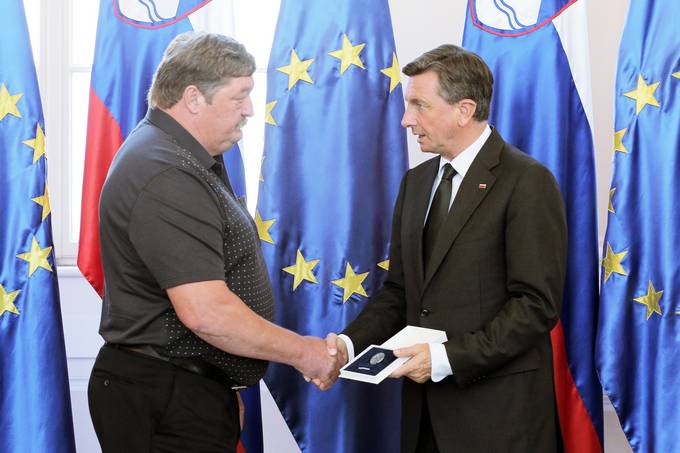 Predsednik Republike Slovenije Borut Pahor je na slovesnosti ob dnevu državnosti v Predsedniški palači vročil državno odlikovanje častni znak svobode Republike Slovenije Milanu Širniku