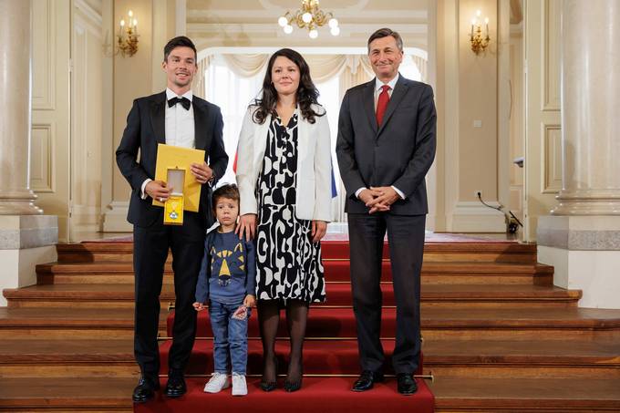 Predsednik Republike Slovenije je danes na posebni slovesnosti v Predsedniški palači vročil državno odlikovanje, ki ga je prejel Primož Roglič