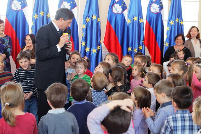 Ob obeležitvi praznovanja mednarodnega dneva knjig za otroke so Predsedniško palačo obiskali otroci ljubljanskega Vrtca Hansa Christiana Andersena, poimenovanega po velikem pravljičarju, ki se je rodil 2. aprila 1805