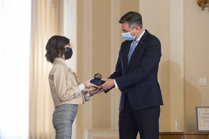 Ob mednarodnem dnevu boja proti otroškemu raku je predsednik republike vročil priznanje jabolko navdiha Inštitutu Zlata pentljica