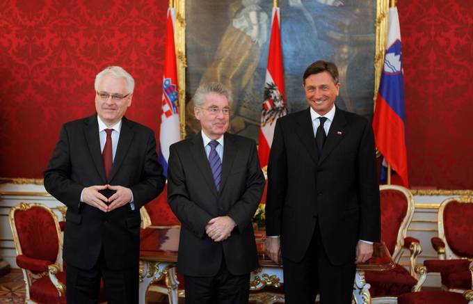 Predsednik Republike Slovenije Borut Pahor se danes na Dunaju udeležuje neformalnega trilateralnega srečanja predsednikov Avstrije, Slovenije in Hrvaške, kjer se je srečal z Heinzem Fischerjem in dr. Ivom Josipovićem.