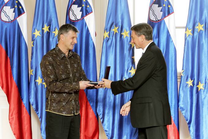 Predsednik Republike Slovenije Borut Pahor je z medaljo za zasluge odlikoval Tomaža Lavriča. Odlikovanje je v njegovem imenu prevzel Robert Botteri.