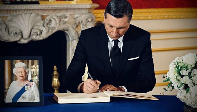 Predsednik Pahor se je v dvorcu Lancaster House vpisal v žalno knjigo, odprto v spomin na kraljico Elizabeto II.