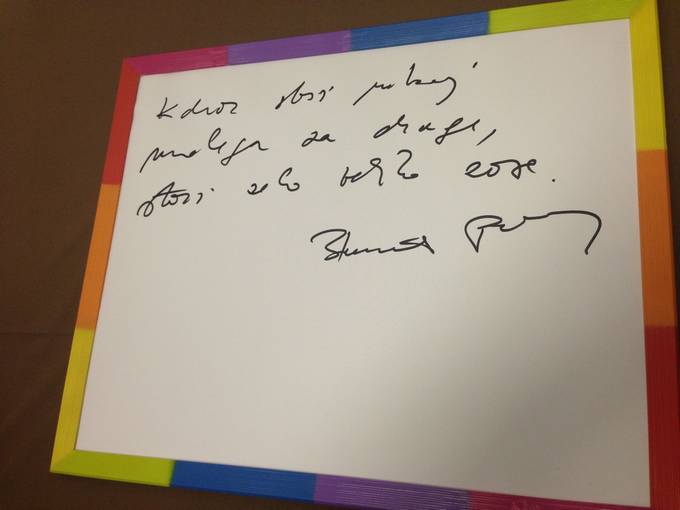 Predsednik republike Borut Pahor je mladim ob obisku posvetil misel, ki bo krasila steno pisarne EPM Maribor 2013