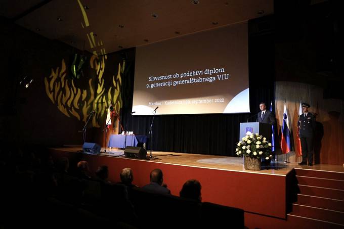 Predsednik republike in vrhovni poveljnik obrambnih sil Borut Pahor slavnostni govornik ob podelitvi diplom in potrdil slušateljem 9. generacije generalštabnega vojaškega izobraževanja in usposabljanja