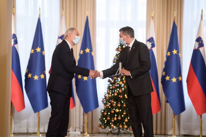 Predsednik republike je danes na posebni slovesnosti v Predsedniški palači vročil državno odlikovanje medaljo za zasluge Sašu Verbiču za dolgoletno uspešno delo za ohranjanje in uveljavljanje slovenske skupnosti v Srbiji.