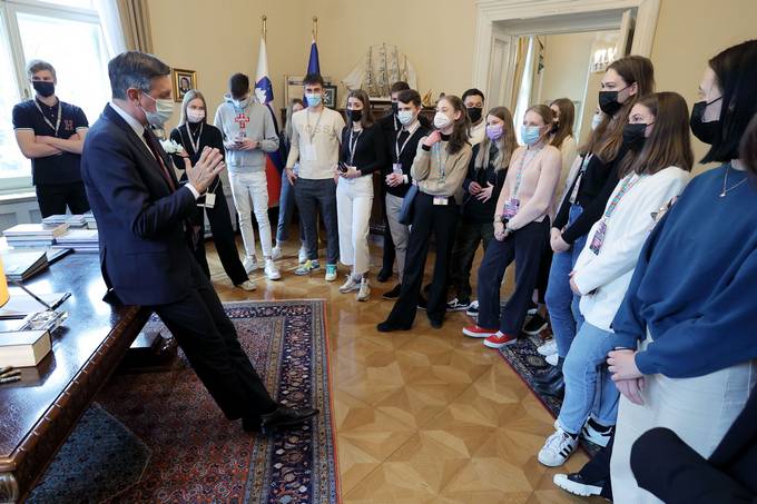 Predsednik Republike Slovenije Borut Pahor je danes v Predsedniški palači sprejel udeležence 13. Dijaške nacionalne konference.