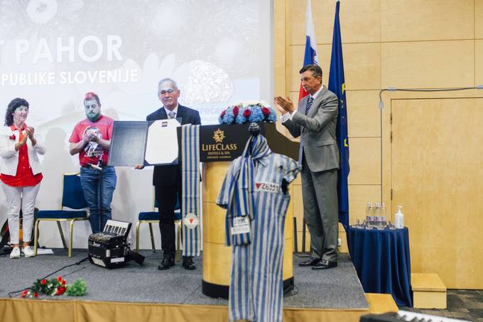 Predsednik Pahor vročil Zahvalo Taboriščnemu odboru Ravensbrück in njegovemu dolgoletnemu predsedniku Matjažu Špatu