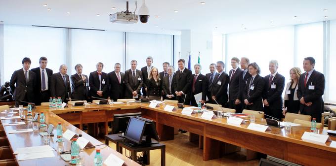 Predsednik Pahor je obisk v Italijanski republiki začel s sestankom s predsednikom Konfederacije industrijalcev Giuliem Squinziem in predstavniki slovenskega in italijanskega gospodarstva.