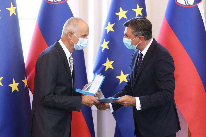 Predsednik Republike Slovenije Borut Pahor je vročil državno odlikovanje, red za zasluge, reviji Planinski vestnik kot najstarejši slovenski reviji ob stopetindvajsetletnici izhajanja za pomembno kulturno in strokovno vrednost. Odlikovanje je v imenu Planinskega vestnika prevzel njegov odgovorni urednik Vladimir Habjan.