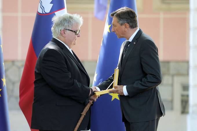 Predsednik Pahor v Vili Podrožnik vročil državno odlikovanje zlati red za zasluge Zvezi društev slepih in slabovidnih Slovenije