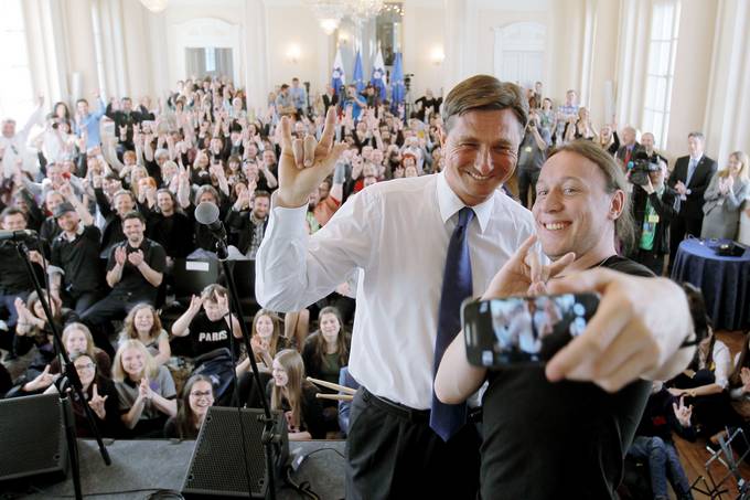 Predsednik Republike Slovenije Borut Pahor je v Predsedniški palači gostil predstavitev glasbenega projekta »20 za 20 – za šole s posluhom« in avtorju projekta Marku Soršaku – Sokiju vročil »Jabolko navdiha«
