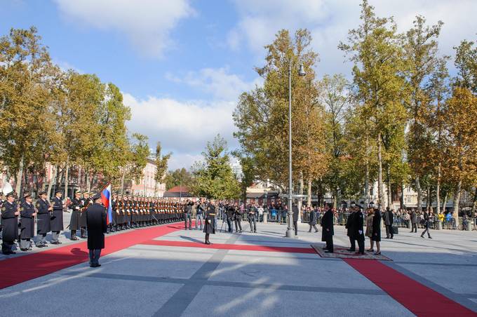 Na povabilo predsednika Republike Slovenije Boruta Pahorja se na uradnem obisku v Sloveniji mudi predsednik Republike Albanije Bujar Nishani s soprogo. Sprejem z vojaškimi častmi.
