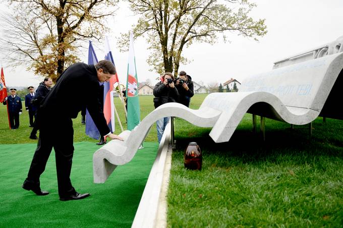Predsednik republike Borut Pahor je ob prihajajočim Svetovnem dnevu spomina na žrtve prometnih nesreč danes odkril osrednji spomenik žrtvam prometnih nesreč