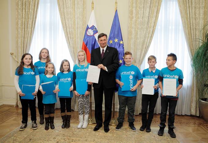 Predsednik republike Borut Pahor je danes ob svetovnem dnevu otrok sprejel Junior ambasadorje UNICEF-a. Ti so mu predstavili in predali sporočilo namenjeno odraslim in otrokom