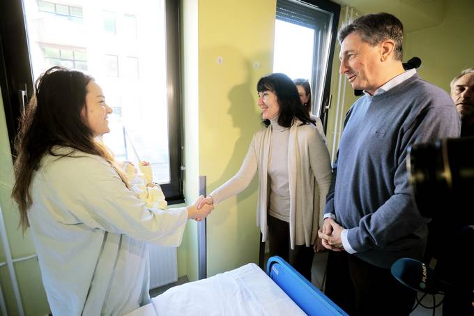Predsednik republike in gospa Tanja Pečar obiskala prvo deklico, ki se je rodila v letu 2017