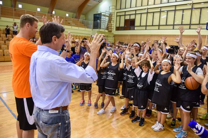 Predsednik republike je obiskal prvi mednarodni košarkarski kamp Mihe Zupana za gluhe, naglušne in slišeče otroke