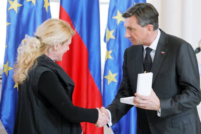 Predsednik Republike Slovenije Borut Pahor je na slovesnosti v Predsedniški palači vročil odlikovanje srebrni red za zasluge zboru Carmina Slovenica za izjemen ustvarjalni prispevek k slovenski in mednarodni kulturi na področju glasbene umetnosti ob 50-letnici delovanja