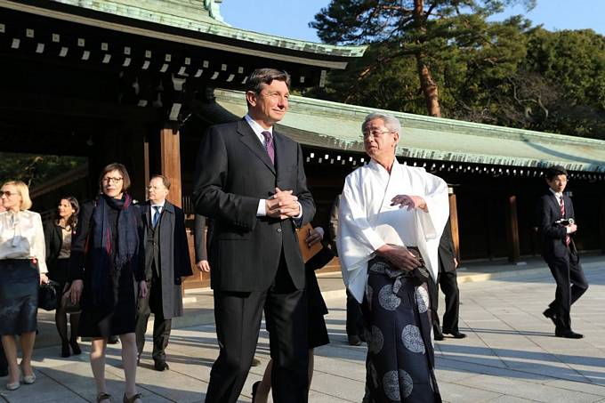 Predsednik republike Pahor prvi dan na Japonskem - obisk v svetišču Meiji