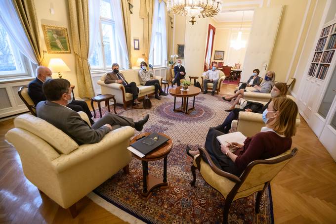 Predsednik Pahor in Stalni posvetovalni odbor za podnebno politiko za konferenco o Načrtu za okrevanje in odpornost in za tesnejše sodelovanje civilne 

Pred dnevi se je predsednik republike odzval povabilu Volkana Bozkirja, predsednika Generalne skupščine Združenih narodov, in sodeloval na srečanju na visoki ravni o izvajanju ciljev Agende 2030, povezanih z vodo, ki je potekalo minuli četrtek. Predsednik republike Pahor je poudaril, da je voda vir življenja in zanjo ni nadomestila. »Voda je ključna za naš obstoj, zato moramo storiti vse, kar je v naši moči, da jo zaščitimo,« je dejal. 

Predsednik Pahor je ocenil, da je voda svetovno skupno dobro, ki pripomore k miru, enakosti in človeškemu razvoju ter nam lahko pomaga ublažiti podnebne spremembe. Nagovor je sklenil z besedami, da »takšno razumevanje narekuje okrepljeno mednarodno sodelovanje in celovit, z ukrepi podprt pristop k ravnanju z vodo.«

Priporočilo št. 11 je objavljeno spodaj. 

<a style=