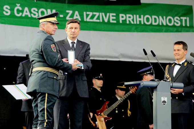 Predsednik republike in vrhovni poveljnik obrambnih sil Borut Pahor Gardi Slovenske vojske vročil odlikovanje red za zasluge.
