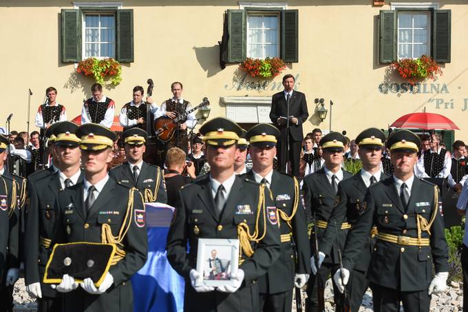 Predsednik Republike Slovenije Borut Pahor je na žalni slovesnosti pred Avsenikovo domačijo spregovoril nekaj besed v slovu pokojnemu Slavku Avseniku.