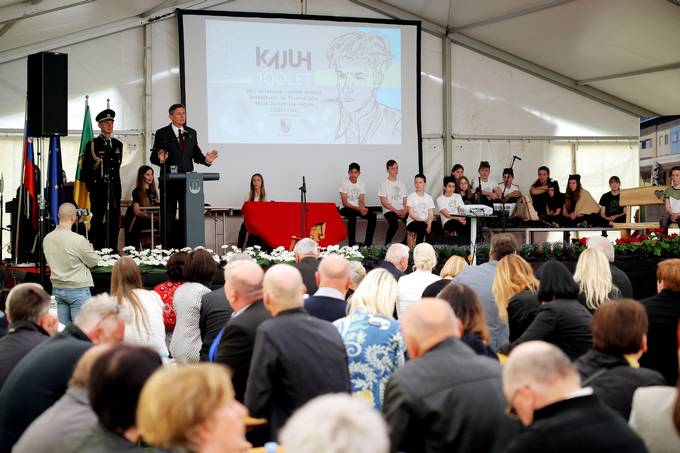 Predsednik Republike Slovenije Borut Pahor se je danes popoldan v Topolšici tradicionalno udeležil osrednje slovesnosti ob dnevu zmage, na kateri je bil slavnostni govornik
