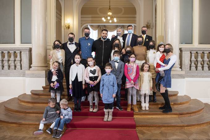 Ob mednarodnem dnevu boja proti otroškemu raku je predsednik republike vročil priznanje jabolko navdiha Inštitutu Zlata pentljica