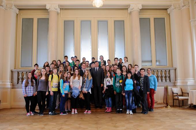 Učenci iz Občine Šentjur in Občine Dobje na obisku v Predsedniški palači