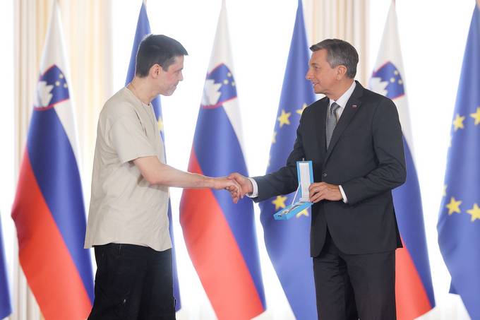 Predsednik Pahor je danes na posebni slovesnosti v Predsedniški palači vročil državna odlikovanja - Dovžan