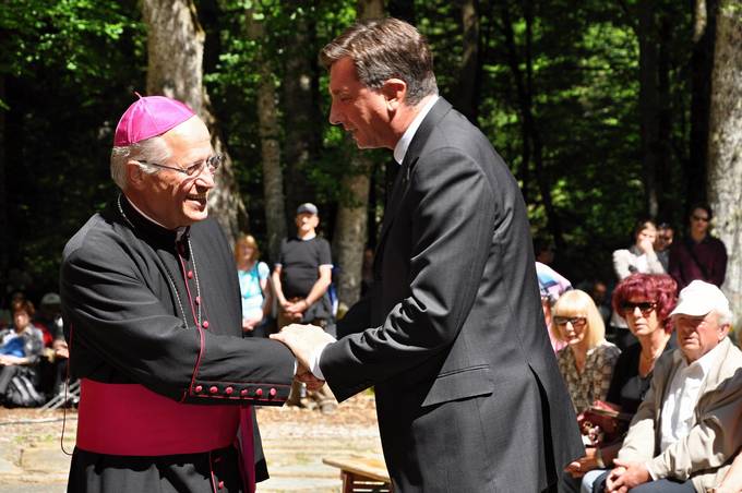 V okviru prizadevanj za spravo in narodovo pomiritev je predsednik republike Borut Pahor preteklo soboto obiskal slovesnost ob 70-letnici ustanovitve Baze 20, danes pa se je udeležil maše in spravne slovesnosti v Kočevskem rogu.