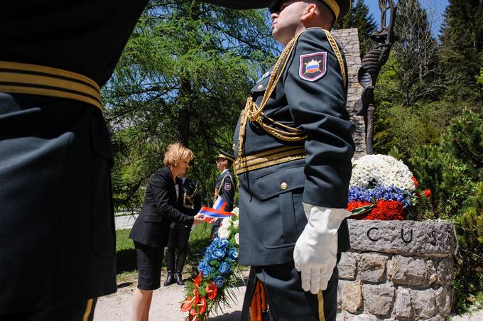 Generalna sekretarka Urada predsednika republike Nataša Kovač je položila venec k spomeniku francoskim žrtvam 'Obtožujem' pri nekdanjem Koncentracijskem taborišču Ljubelj – jug, podružnici Koncentracijskega taborišča Mauthausen v Poljubelju v Občini Tržič