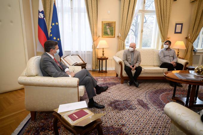 Predsednik republike je danes sprejel dr. Kozmo Ahačiča, avtorja bibliofilske izdaje Stati inu obstati