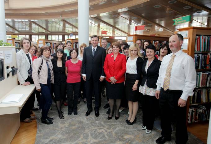 Predsednik republike Borut Pahor se je udeležil svečanega odprtja spomenika Rastoča knjiga in si ogledal tudi knjižnico Milana Jarca Novo mesto, kjer je poleg spominskega obeležja simbolno zasadil lipo.