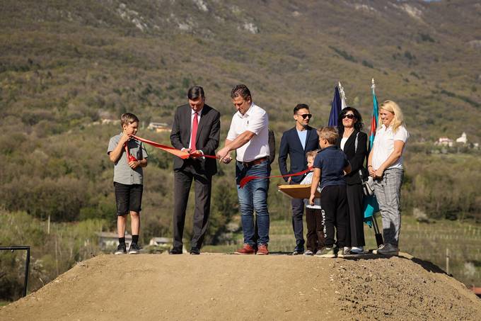 Predsednik Republike Slovenije Borut Pahor se je udeležil odprtja največjega slovenskega zemeljskega tekmovalnega pumptracka – kolesarske poti v odprti pokrajini v Vipavski dolini.