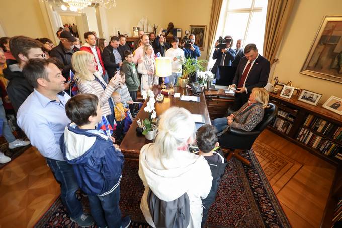 V počastitev državnega praznika dneva upora proti okupatorju dan odprtih vrat v Predsedniški palači