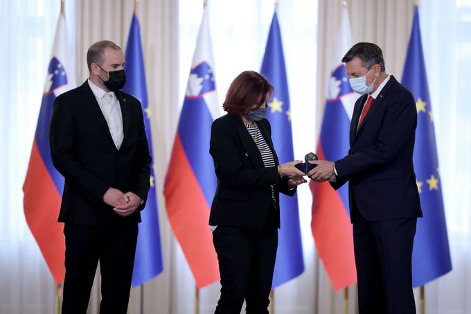 Predsednik republike vročil priznanje jabolko navdiha Državnemu panožnemu nordijskemu centru Kranj, ki sta ga ustanovili Gimnazija Franceta Prešerna Kranj in Smučarska zveza Slovenije